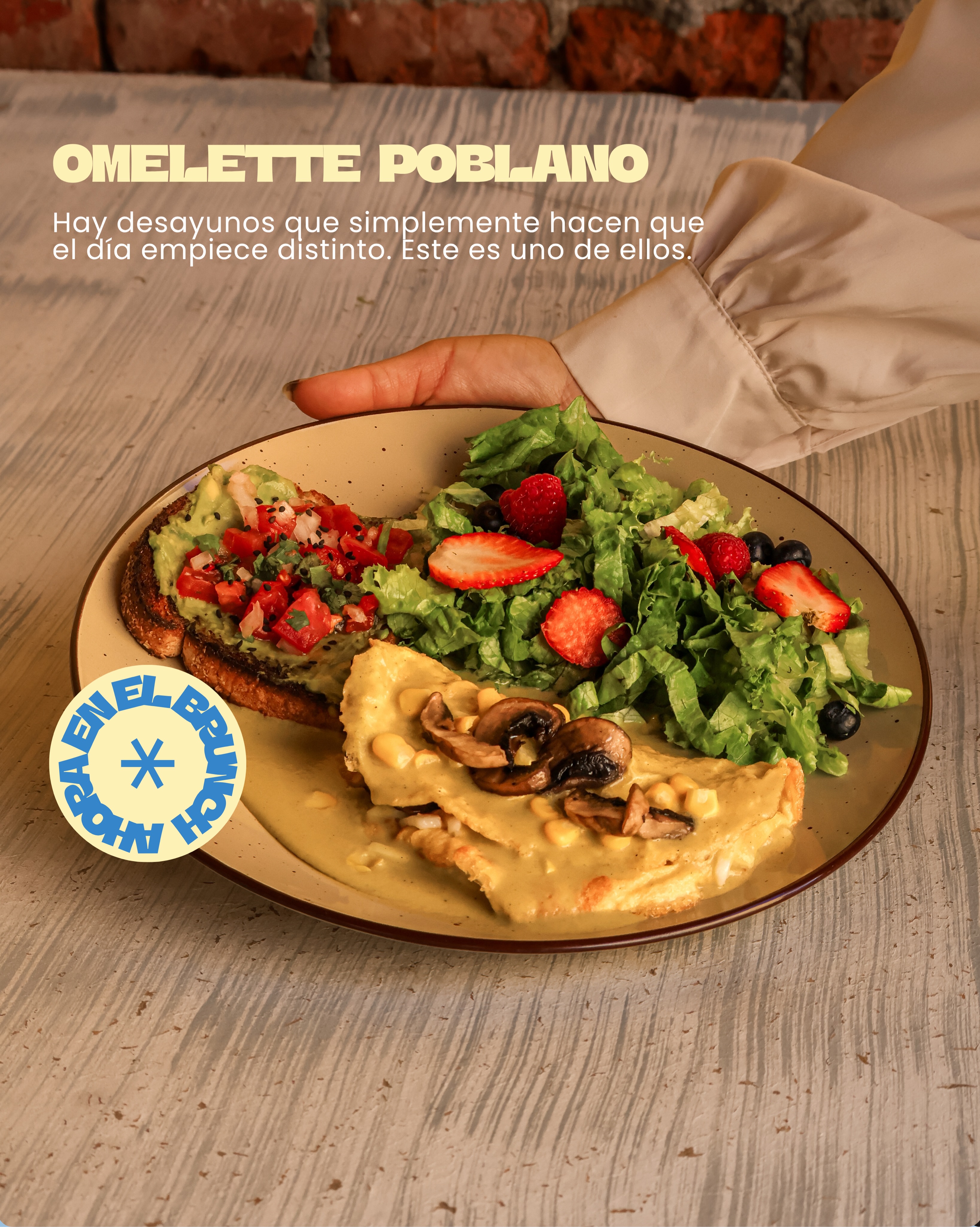 Chilaquiles de mole con plátano, platillo de autor de La Hogaza y la Taza